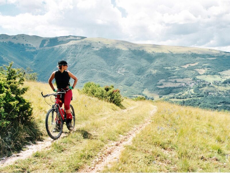 Credits: https://commons.wikimedia.org/wiki/File:Mountain_bike_ParcoSibillini.jpg